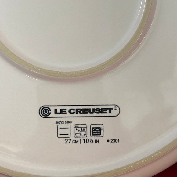 Le Creuset Dinner Plate Shell Pink Brand New HARD TO FIND - Picture 3 of 4